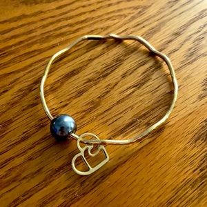 Hammered bangle with pearl